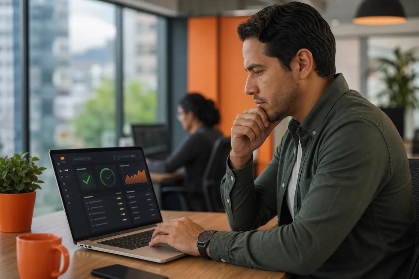 Profesional revisando checklist técnico de una web empresarial antes de su lanzamiento