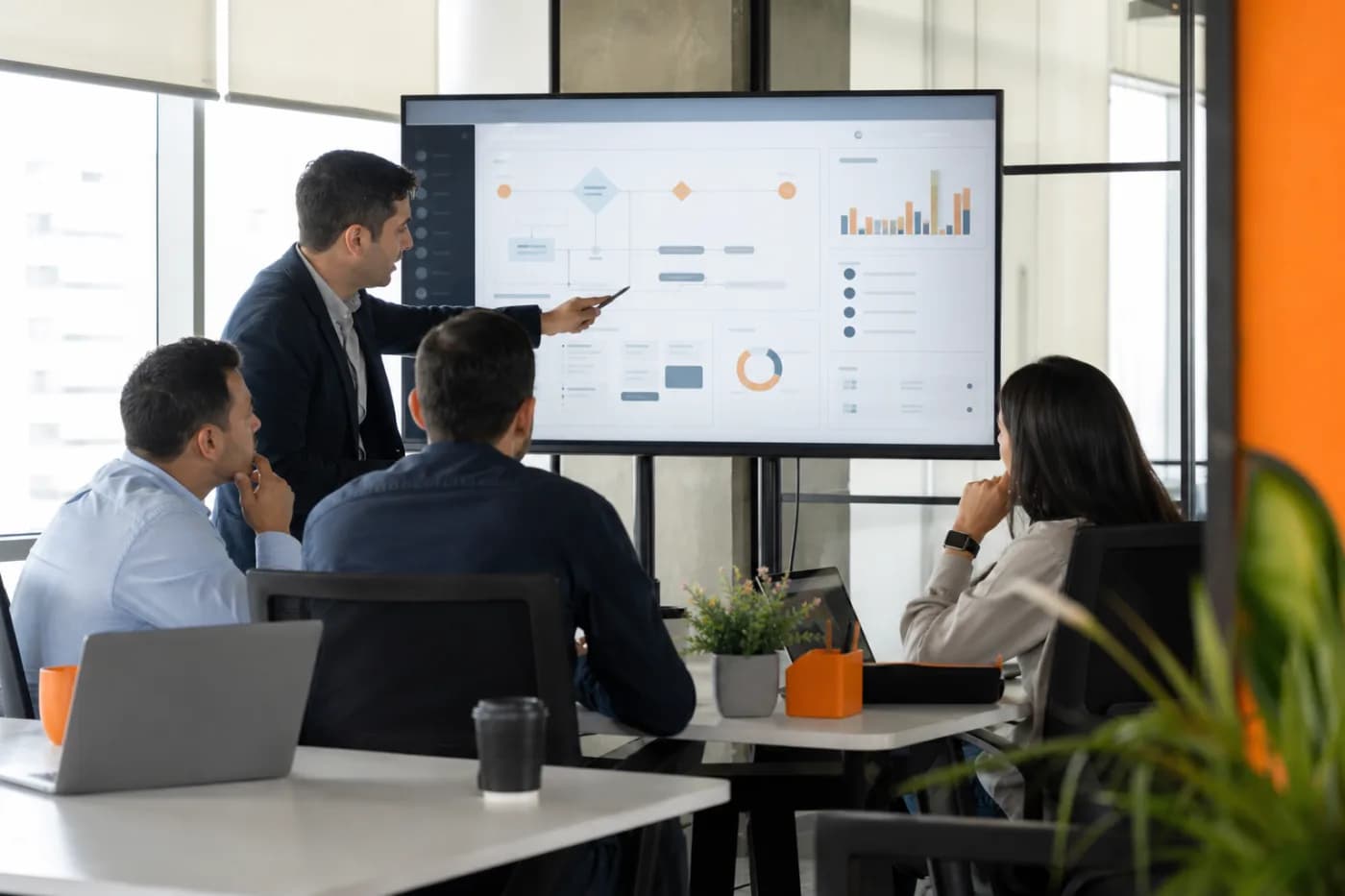 Equipo de empresa evaluando desarrollar software a medida en Colombia