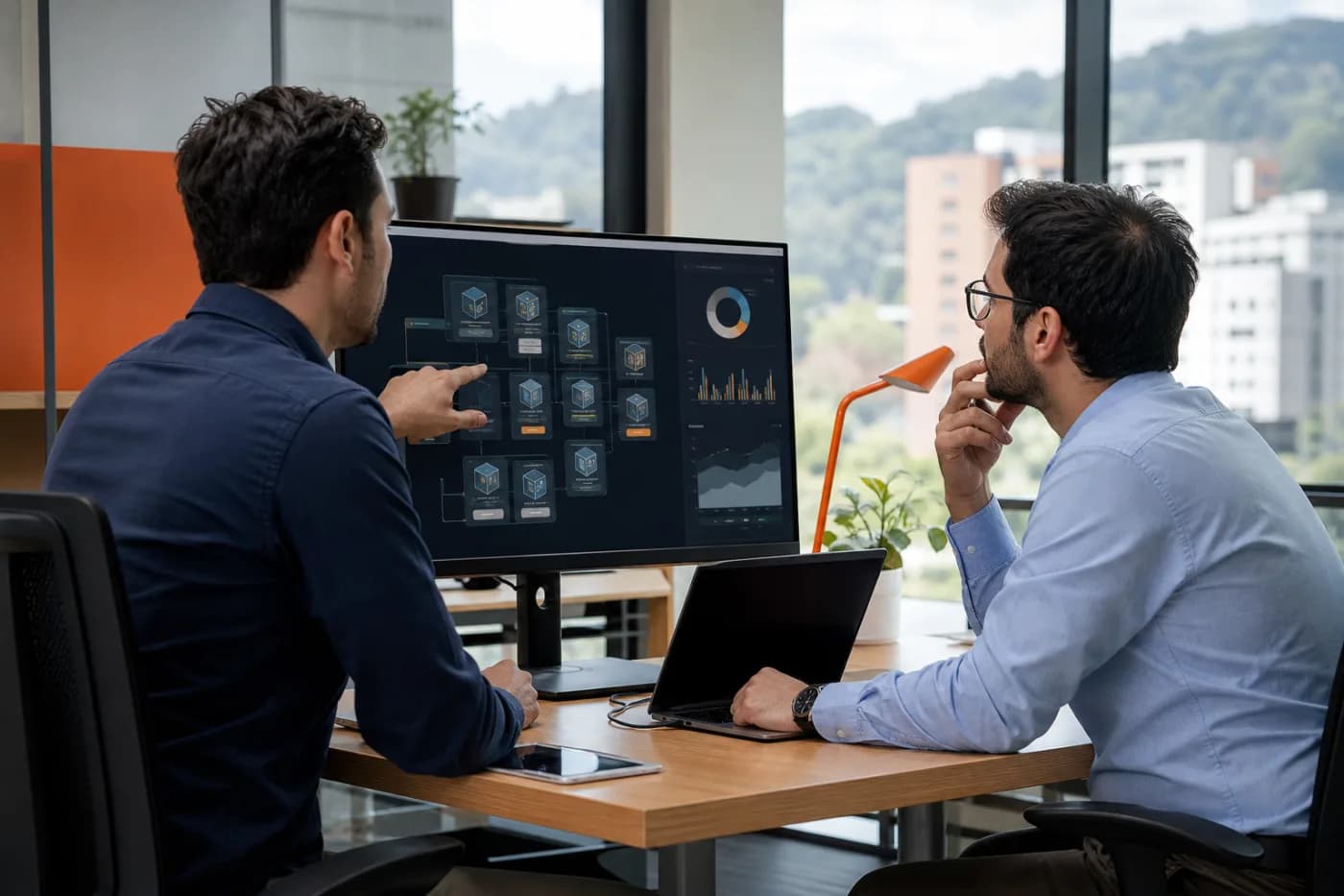 Equipo analizando el precio de un software a medida para una empresa en Colombia