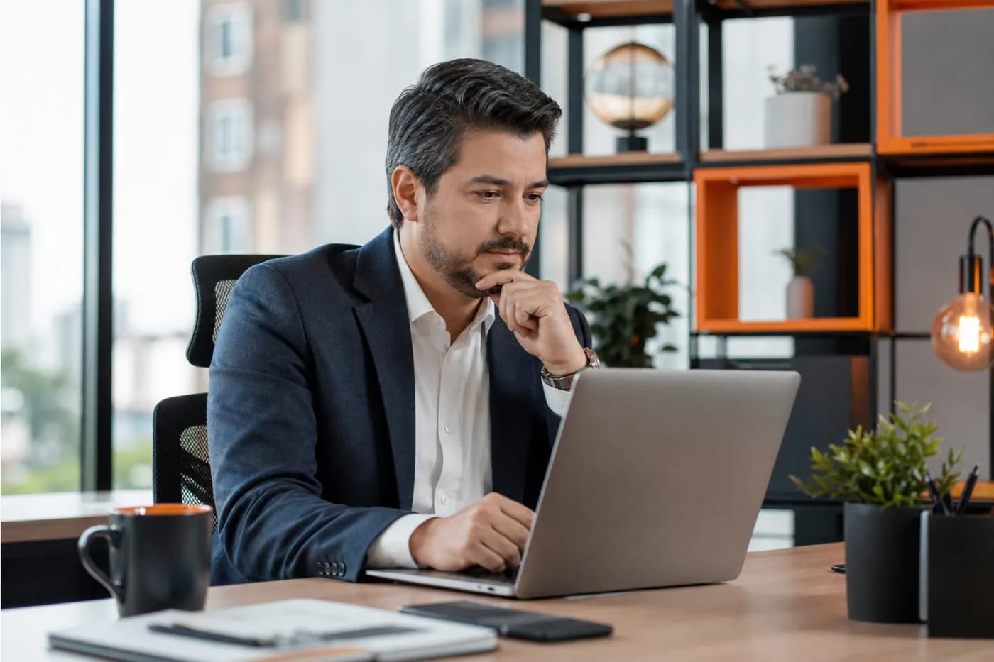 Empresario revisando el presupuesto de una página web profesional para su empresa en Colombia