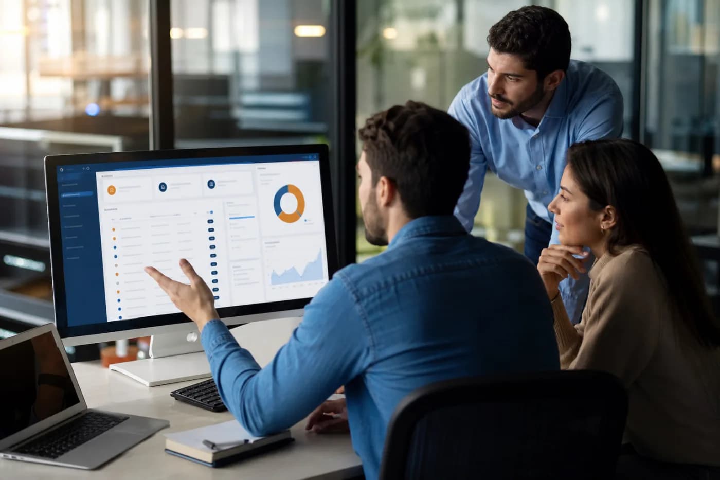 Equipo comercial revisando un CRM a medida para gestionar clientes y oportunidades
