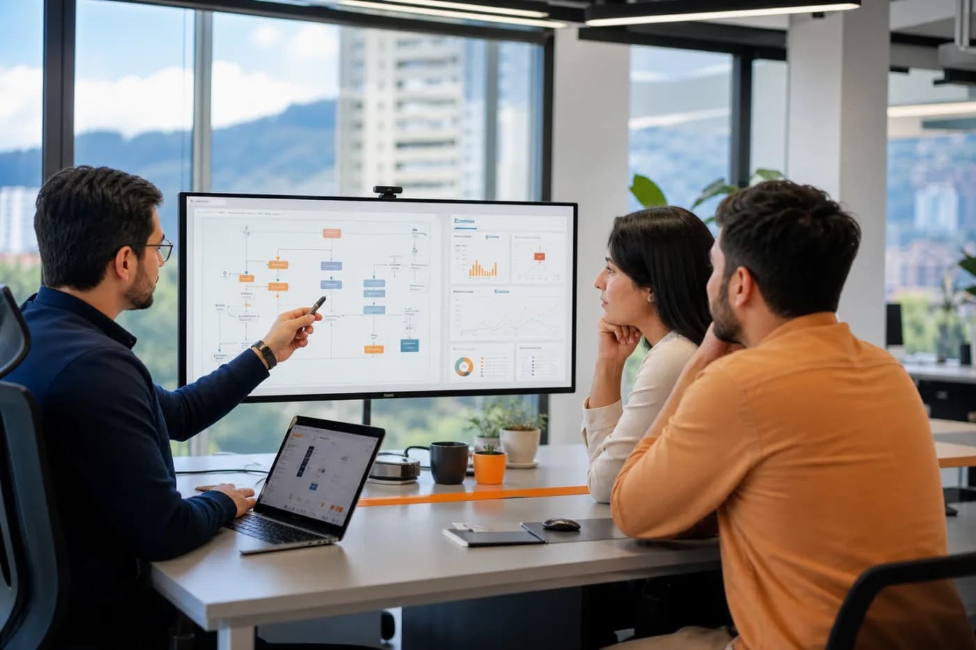 Equipo revisando criterios para contratar desarrollo de software a medida en Colombia